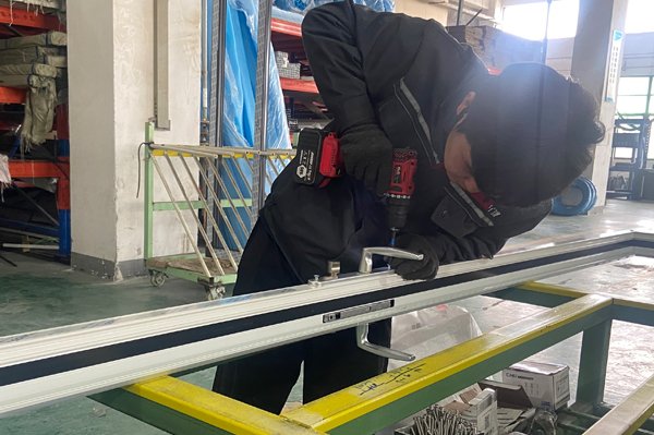 alüminyum pencere ve kapı montajı