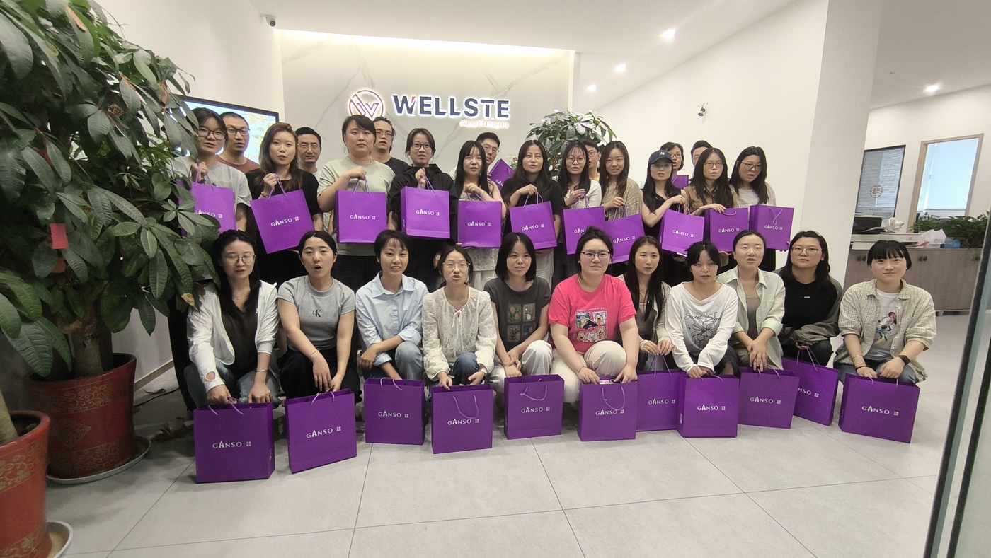 Wellste colleagues posing together with Mid-Autumn Festival gifts