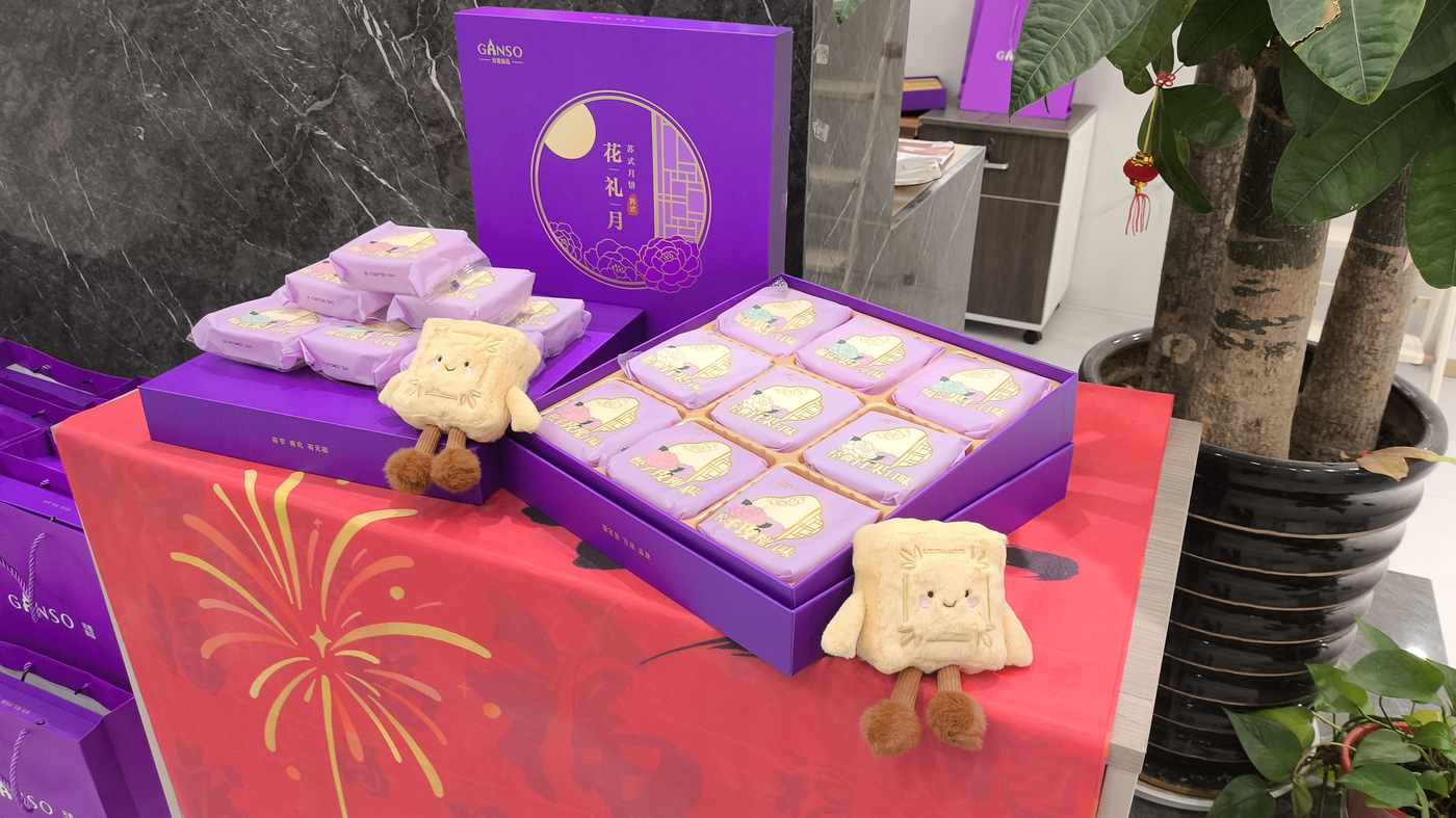 Mooncake gift boxes prepared for the Wellste team